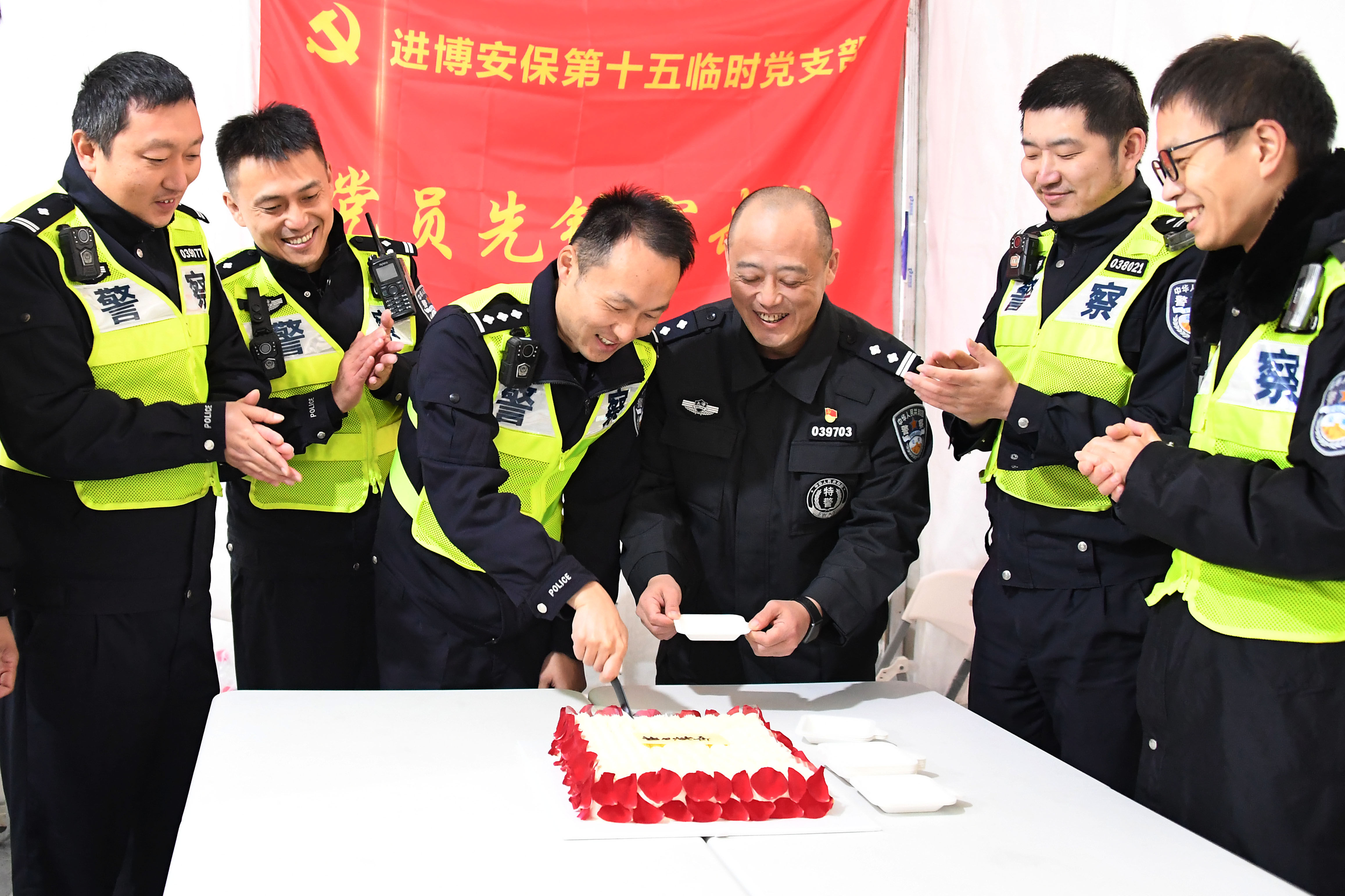 警队|图说│把守西大门，护航进博会，杨浦公安民警寒风中24小时坚守岗位保障道路安全