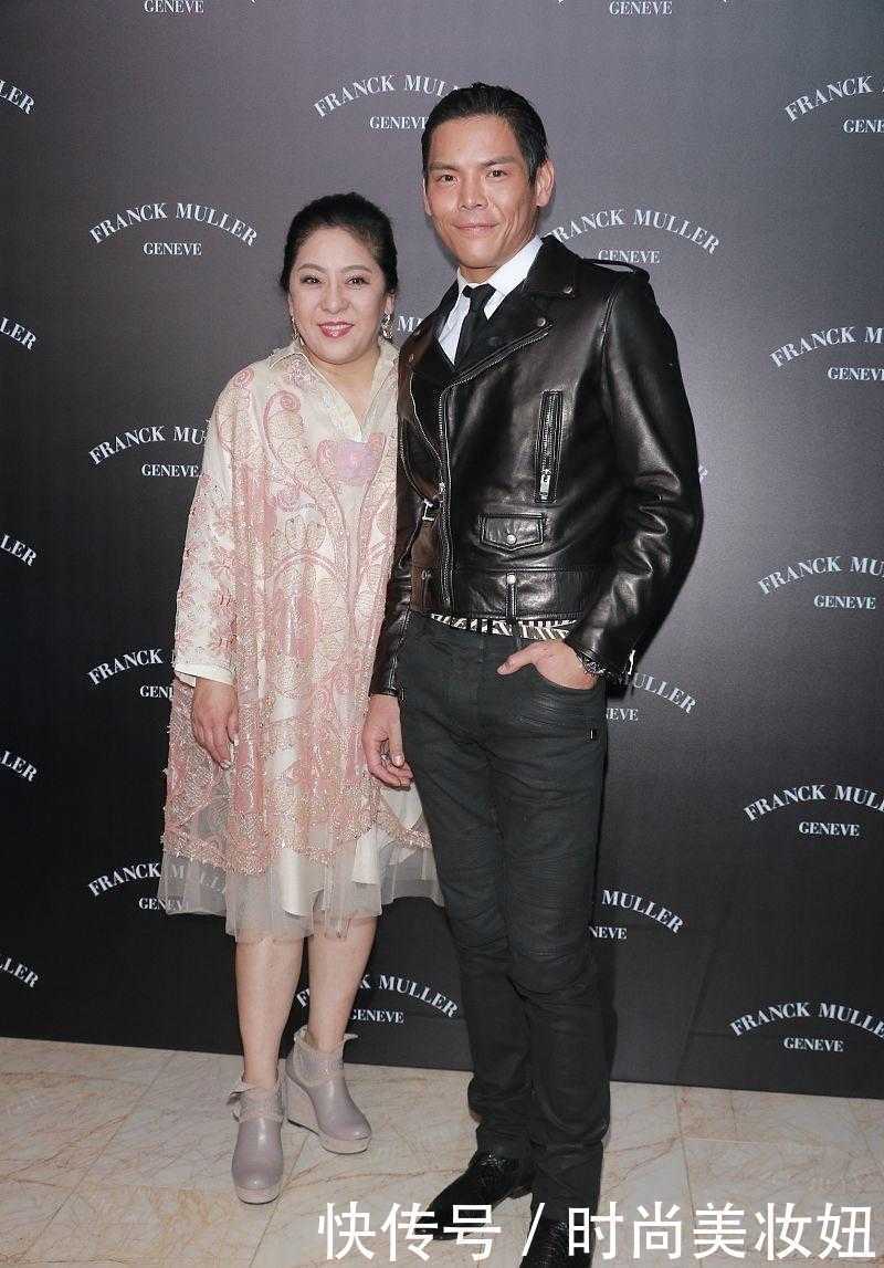 版型|向太这回真长脸了,一袭粉色娃娃裙配丸子头洋气减龄,气质绝了