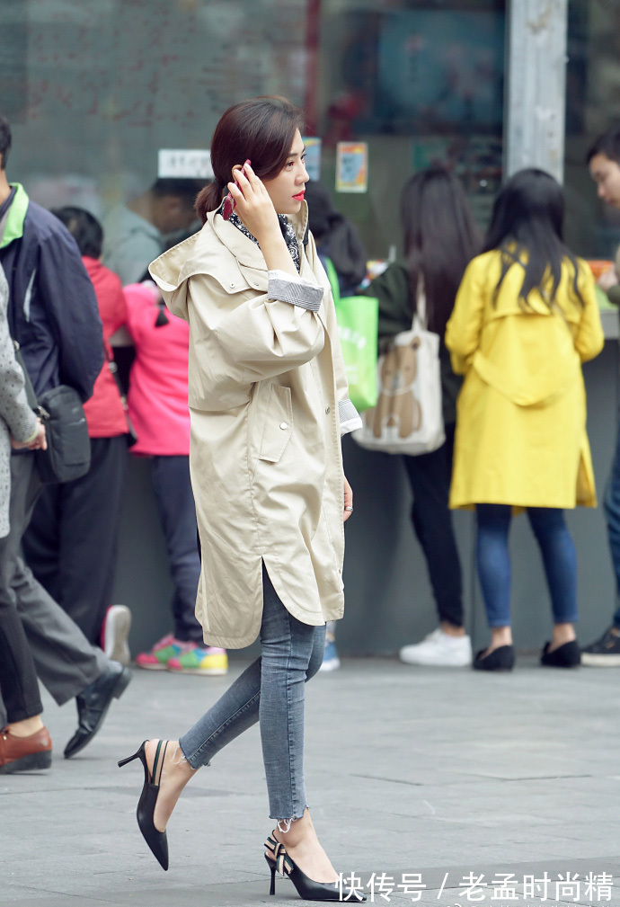 低领毛衫|街拍,黑色低领毛衫搭配牛仔裤,时髦又有女人味!