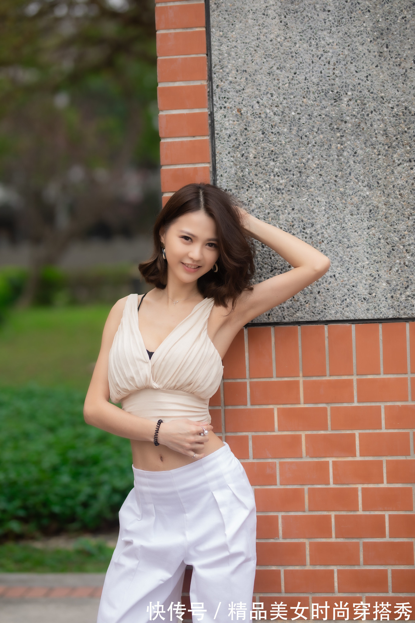 背心|时尚有女人魅力的小背心搭配阔腿裤，显得风韵十足，很有女人魅力