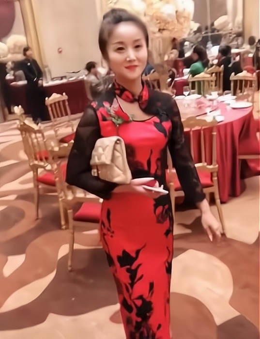 漂亮 婚礼上的漂亮婆婆,仪态端庄大气,整个婚礼面带微笑
