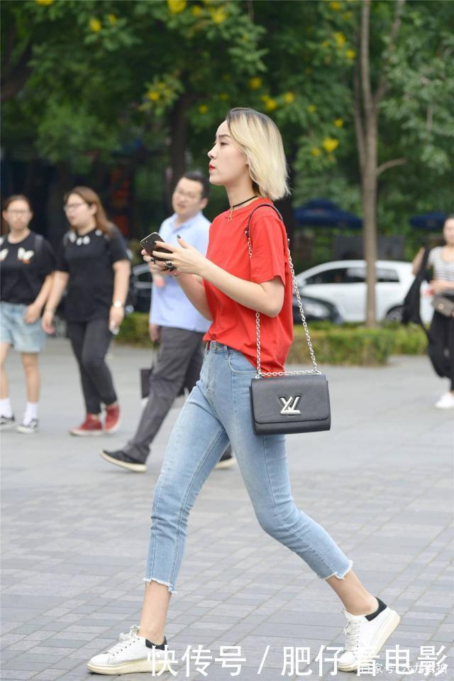 平底鞋|修身牛仔裤很多人喜欢,年轻姑娘搭配平底鞋,成熟美女喜欢高跟鞋