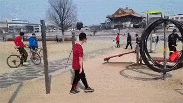 |搞笑GIF：没想到你还是个技术狗，以前真是看错你了！