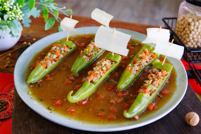 年夜饭上加盘“一帆风顺”,几个青椒蒸一蒸,鲜香解馋,寓意好
