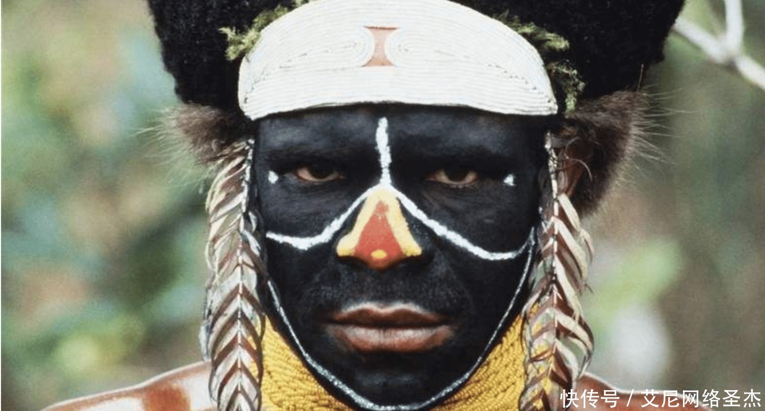 非洲有个奇葩部落,居然存在着女人剃光头,男人留长发的风俗