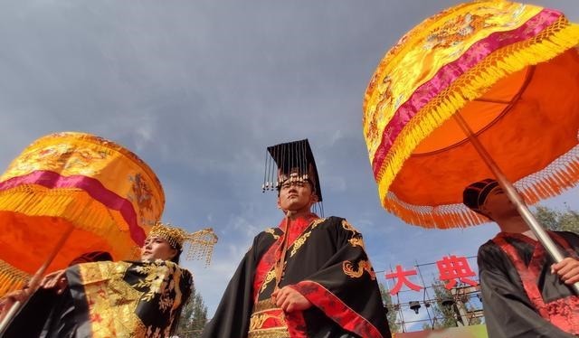 下联|将军出上联,“金戈一横只为钱”,士兵对的下联让将军无地自容