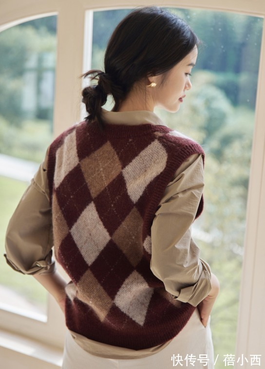 小姐姐|谁说“奶奶衫”很老气?那是你不会搭,这些时髦搭配思路一定要学