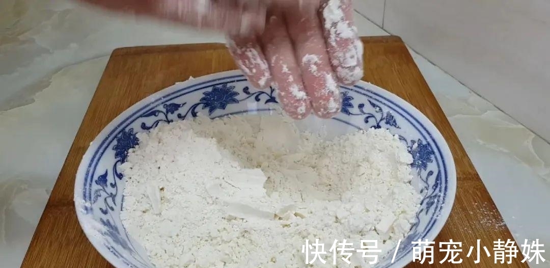 面粉又出新吃法，揉一揉锅里一扔，松软又香甜，比麻团面包都好吃