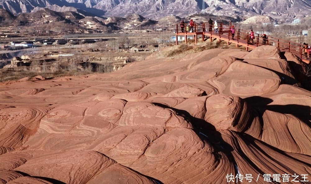 中国的波浪谷 红色石头像泥石流一样 呈现出一种流水状 美极了