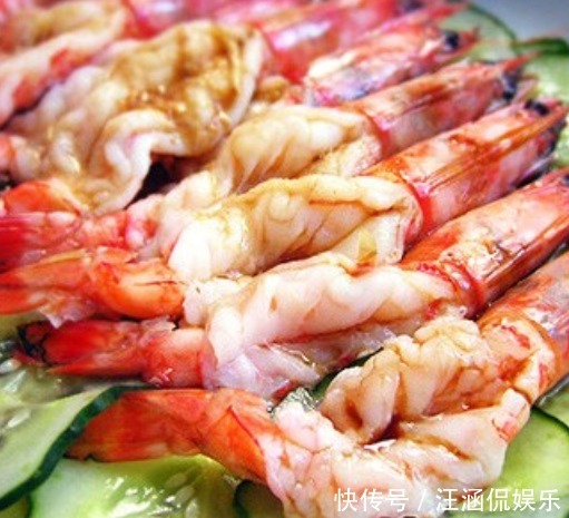 细嫩|煮虾时,放香油跟放盐都不对!只需加点它,肉质细嫩,新鲜无腥味