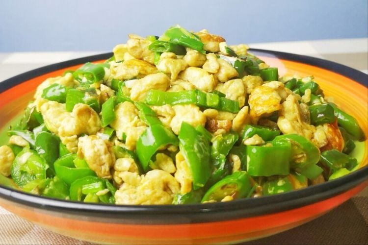 青椒炒鸡蛋,先炒青椒还是鸡蛋?用对方法,青椒脆嫩鸡蛋爽滑