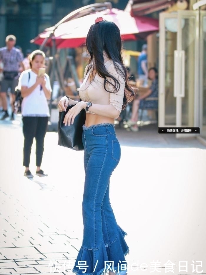 “多肉”小姐姐,裸色上衣搭配牛仔裤,好身材秀出来!