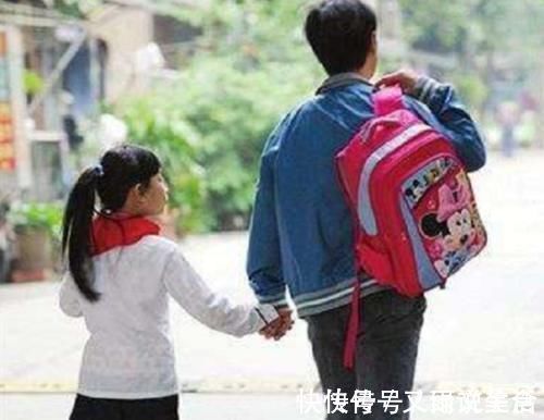 孩子|“家长替孩子背书包”是溺爱,却被家长回怼:几十斤你来背背看