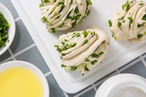 馒头屑|发面不要只加酵母和白糖，多放1味料，10分钟发满盆，省时省力