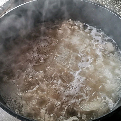 银耳百合炖雪梨