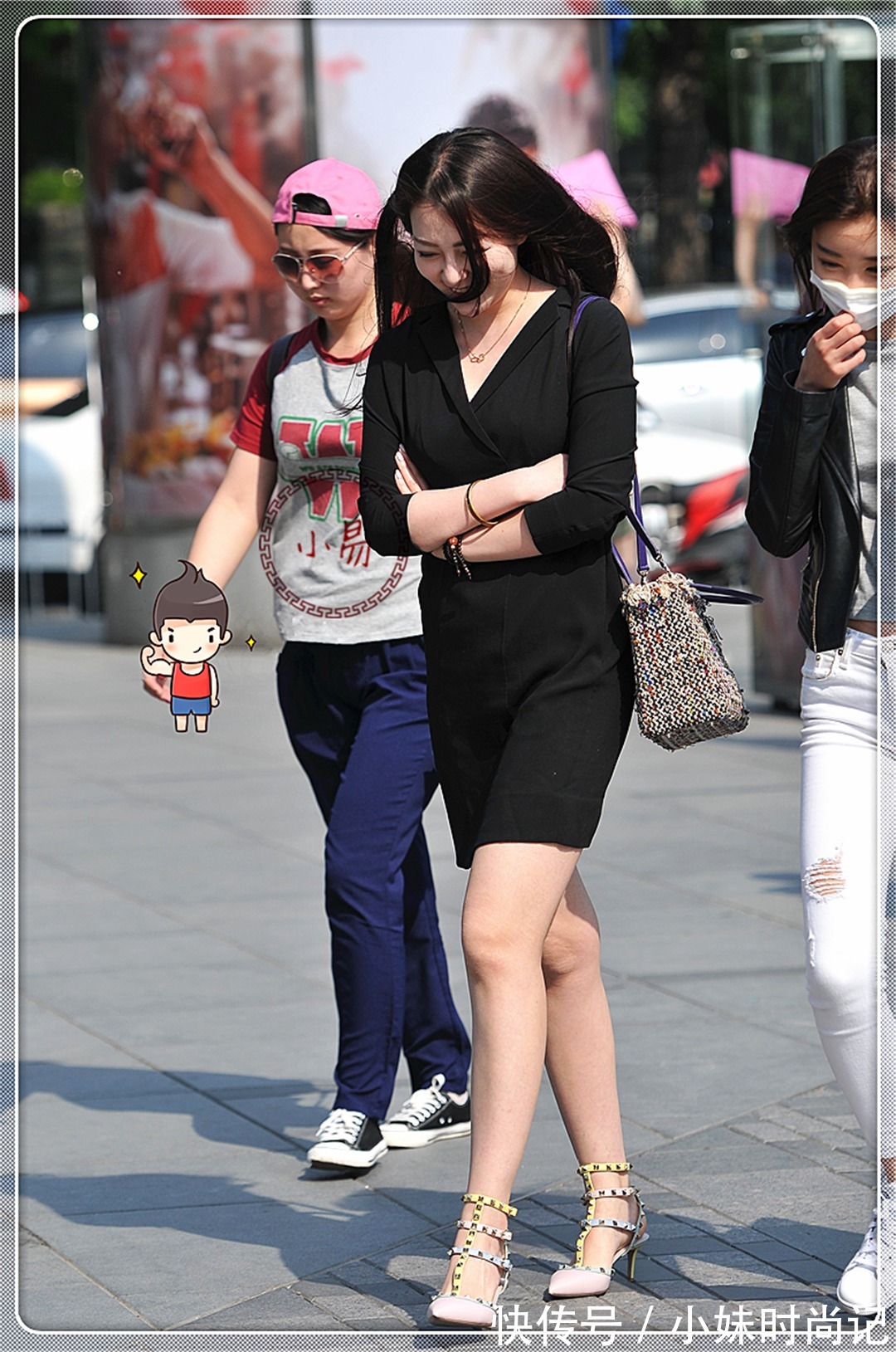 黑裙|时尚街拍:气质辣妈穿着轻便小黑裙,抱着手走路,风采奕奕