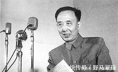 对子$郭沫若妙答对联,上联 “昨日偷桃钻狗洞,不知是谁”下联让人佩