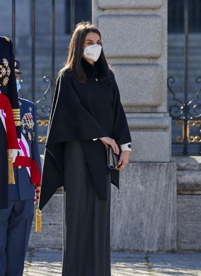 莱蒂齐亚穿黑色斗篷搭灰色裙子, 优雅迷人, 长发飘飘很有淑女范