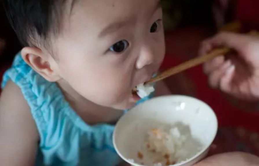 生长发育|孩子添加辅食,不要只盯着月龄看,这3个条件也很重要