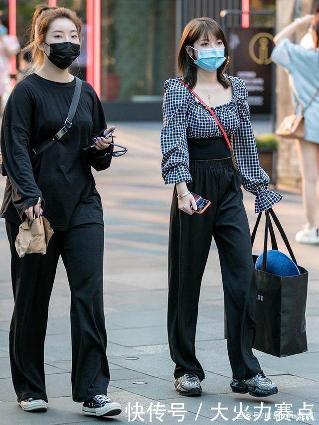 露脚踝|秋天运动鞋要怎么搭配街头女生都这样穿,显高又时髦