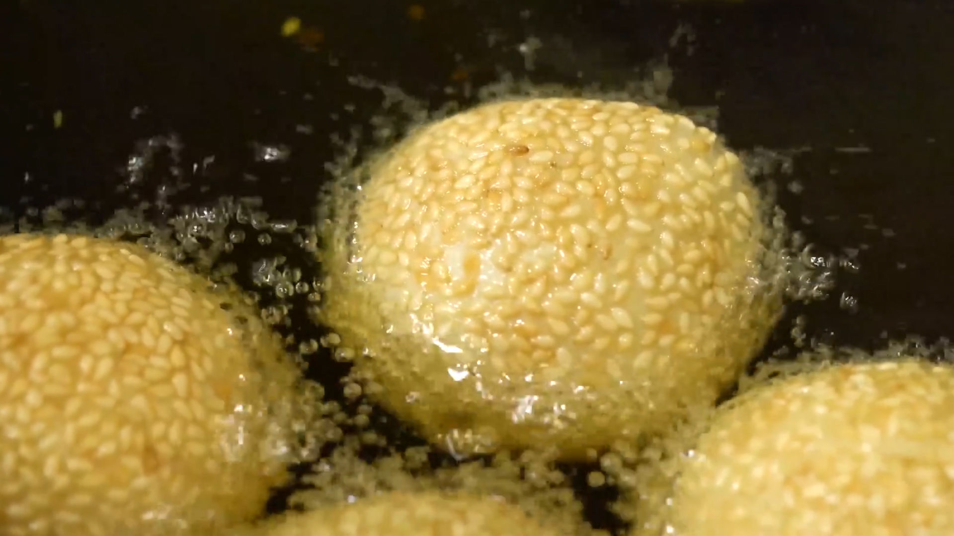 偷偷告诉你炸麻团的技巧,个个空心又香又脆,出锅全家抢着吃