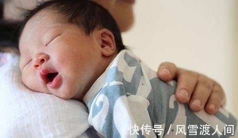 电热毯|婴儿睡觉时喜欢把手伸出来很多宝妈担心会着凉但其实是好现象