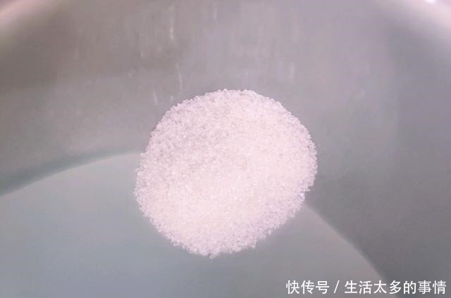 咬一口幸福感爆棚糯米糍,糯米粉蒸一蒸,裹上芝麻更好吃!