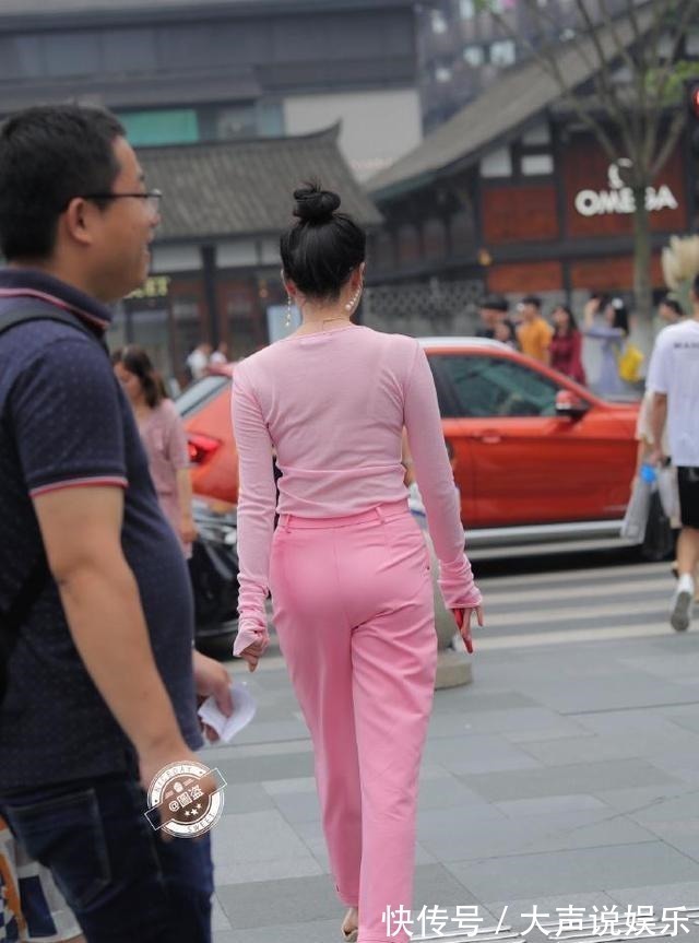 腰带 高挑多姿的打底裤美女,大方得体的搭配风格也耐看,令人难忘!