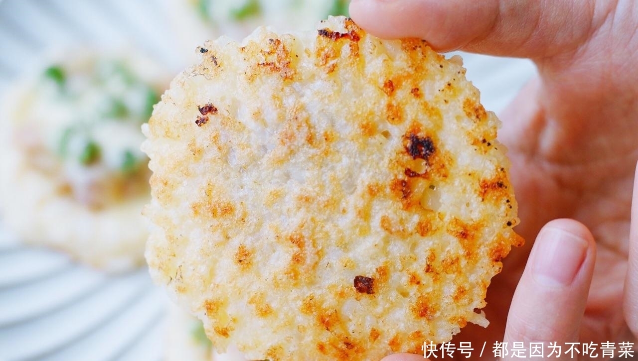剩米饭别炒着吃了,加1个鸡蛋搅一搅,又酥又嫩,百吃不厌