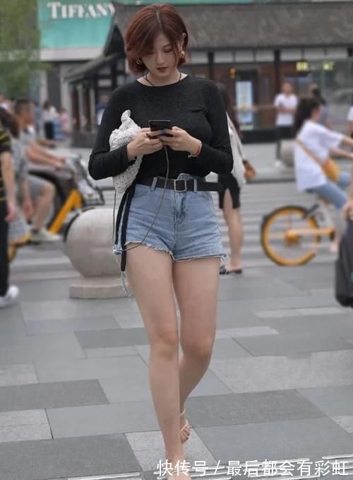 t恤|小姐姐穿黑色长袖圆领T恤，搭配“破烂”款牛仔裤，尽显青春气息