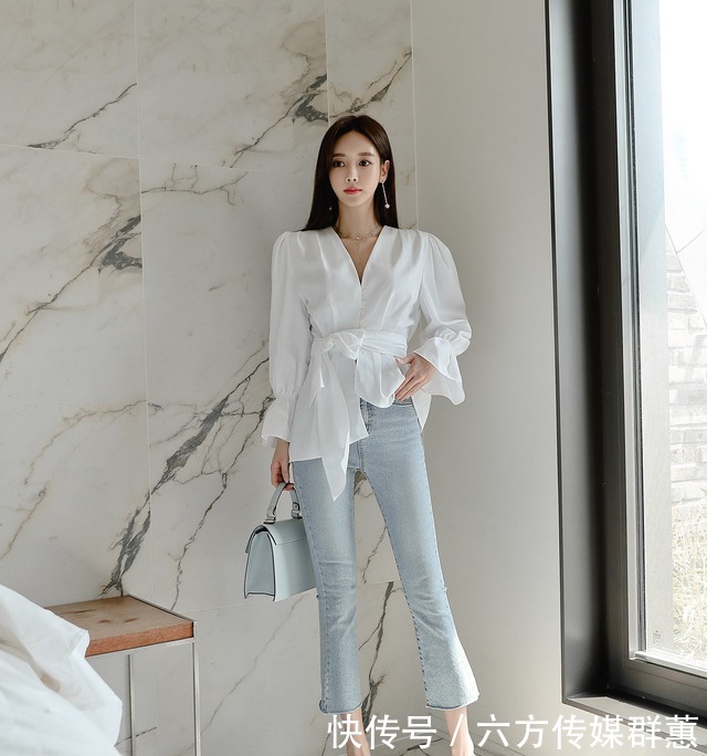 孙允珠|孙允珠时尚穿搭白纯色上衣,显得貌美肤白