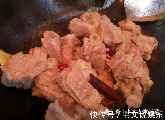 炖排骨时加入一样东西，排骨20分钟就醇香软烂，材料每家都有
