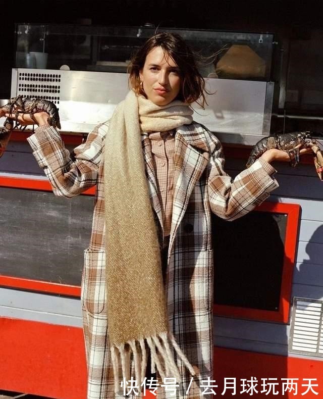 飙升|女人秋冬穿大衣时,建议这样“系围巾”,能让你时髦感飙升