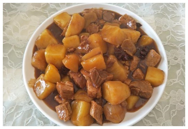土豆炖肉，5步详细操作方法教给你，这样做香而不腻