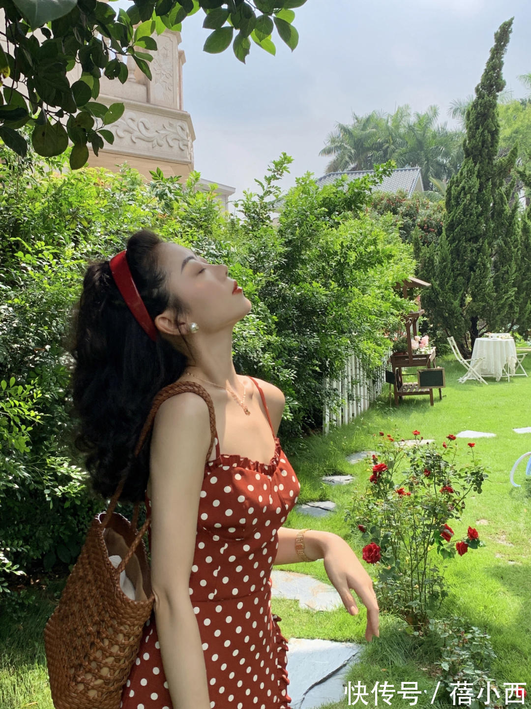 波点连衣裙|穿搭简约才高级,秋季衣橱必备“波点”单品,适合40+的熟女