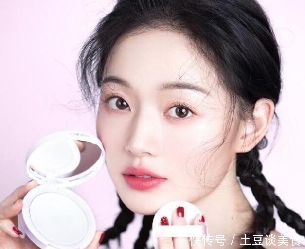 揭穿女明星的“伪素颜”,减龄妆容藏着小心机,化妆技巧了解一下