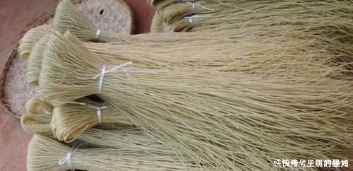 家里有粉条的，快用水泡5分钟，出现这种情况立马扔掉，千万别吃