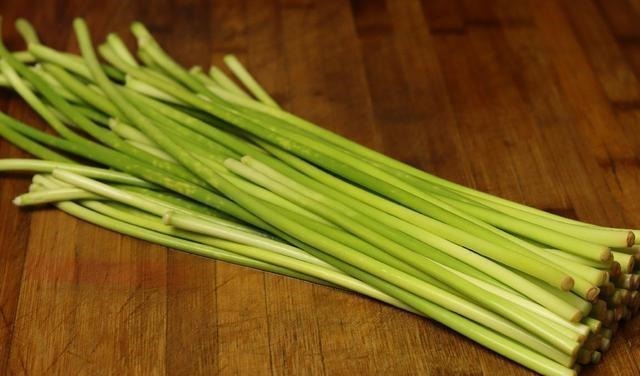 同样是蒜苔,“绿头”和“红头”有什么区别?知道后别再乱买了