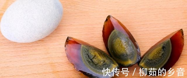 凉拌皮蛋|凉拌皮蛋总觉得又涩又腥,教您多加几个料,皮蛋好吃不腥气!
