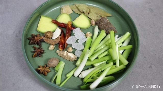 猪手|酱猪手放点“它”,飘香百米,日卖200只,78岁老师傅透明了配方