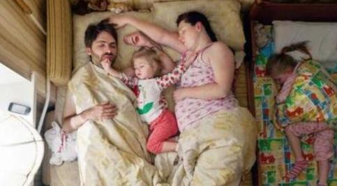 孩子|“佛系夫妻”睡姿火了,夫妻恩爱孩子随意睡,网友:孩子是意外