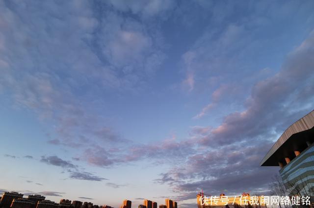 小诗《祥云滚滚日边来》