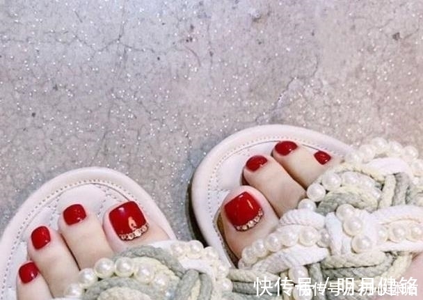 女孩们|时髦女孩喜欢的高级精致款脚甲,简直不要太美,指尖超惹人心动