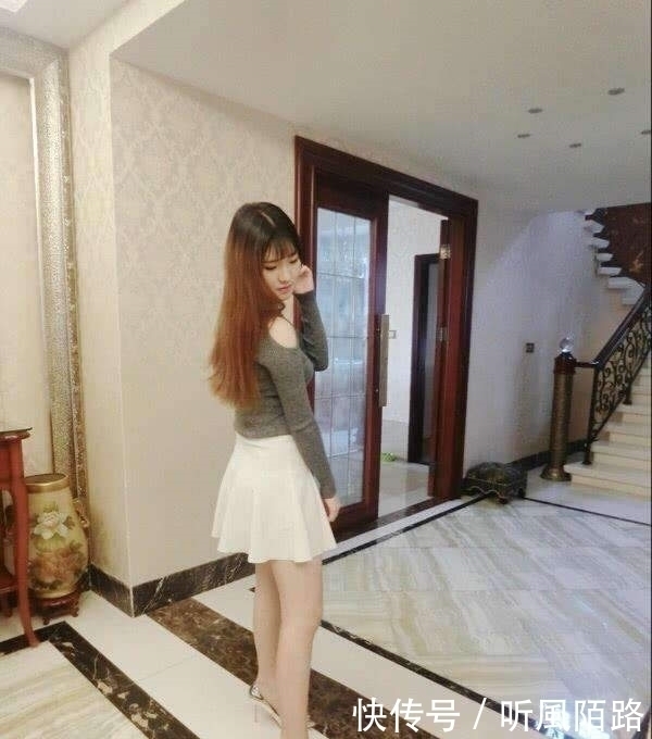搭配|街拍：妖冶率直迷人的美女，走心搭配在路人中很显眼！