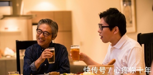 眼力|酒局上领导说“帮我催下菜”,没眼力的才去催!聪明人这样做!