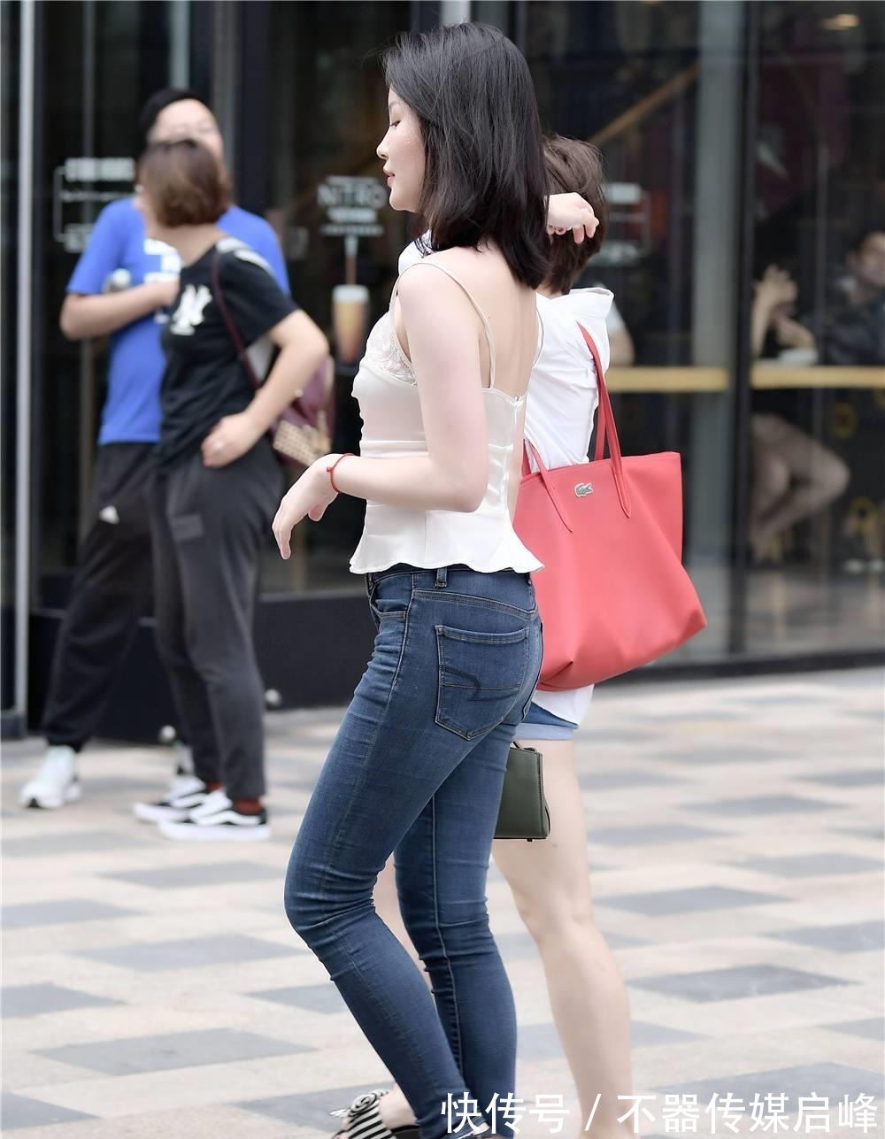 凉鞋 紧身牛仔裤，搭配细跟凉鞋，简约的秋季搭配