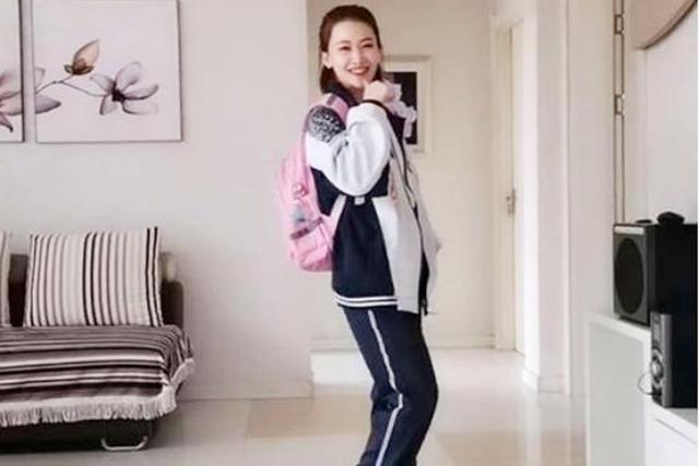 妈妈 40岁老妈穿女儿校服走红,颜值不输“校花”,网友:这真是妈吗?