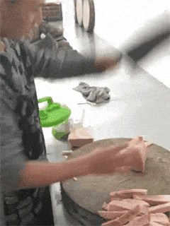 |搞笑GIF:我都不敢这么p,她却敢这么长!