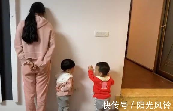 粑粑|“没地位宝妈”带娃罚站火了,萌娃粑粑,我妈就是这样撩仔的