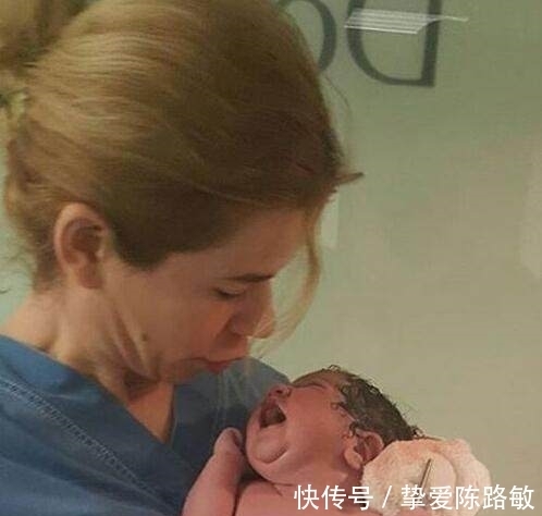 小宝宝|刚剖腹出来的宝宝伸手抓住医生的剪刀,不让剪断脐带!